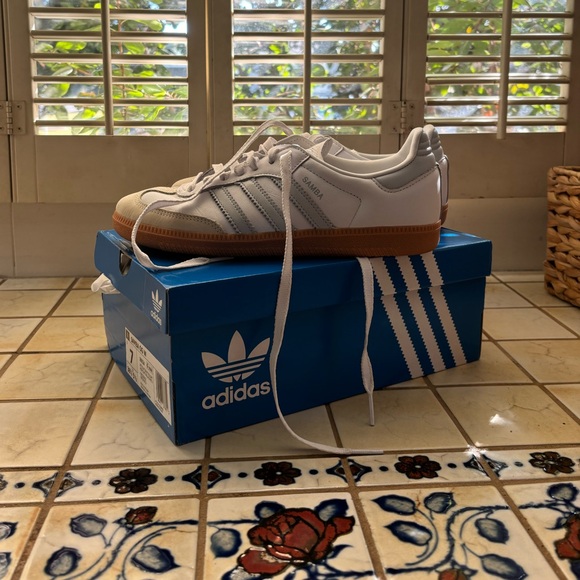 Adidas Sambas women size 7 - Picture 1 of 4